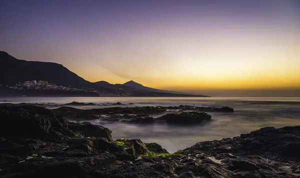 落日落日时的落基海岸和大海 在Bajamar和Pico Del Teide火山后面 Punta Del Hidalgo Tenerife 加那利群岛 西班牙 — 图库照片