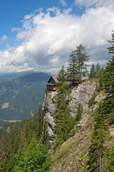 崖の上のドロマイト高山の小屋 アムラハ 東チロル オーストリア ヨーロッパ — ストック写真