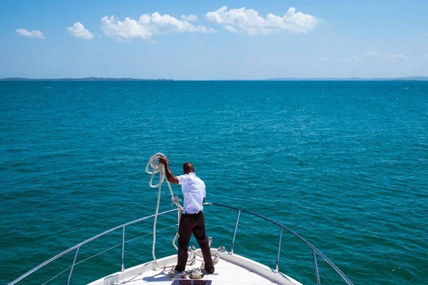 Человек Помощник Корабля Выкатывает Веревку Палубе Корабля Открытое Море Бразилия — стоковое фото