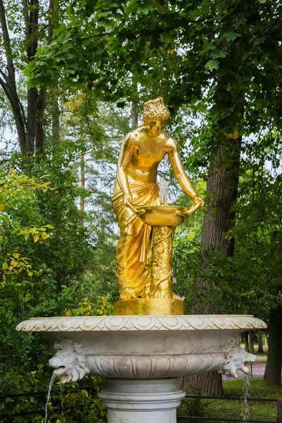 夏末在俄罗斯圣彼得堡彼得霍夫市 联合国教科文组织世界遗产所在地欧洲的大理石喷泉与黄金女神雕像 彼得霍夫宫场地和花园的特写镜头 — 图库照片