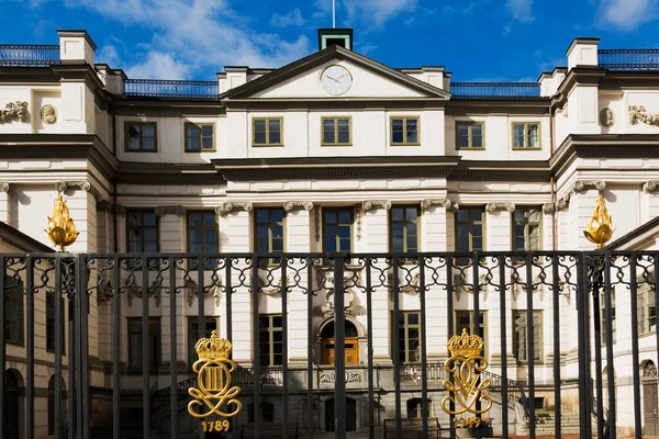 斯德哥尔摩 最高法院大楼 有华丽的黑色锻铁门 有金色的皇冠细节 — 图库照片