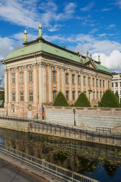 瑞典斯德哥尔摩Gamla Stan Simon Vallee设计的水渠和Riddarhuset或Nobility大楼 — 图库照片