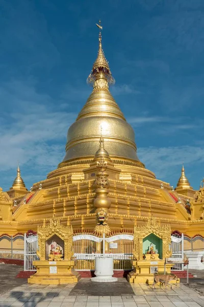 缅甸曼德勒Kuthodaw塔的镀金塔 — 图库照片