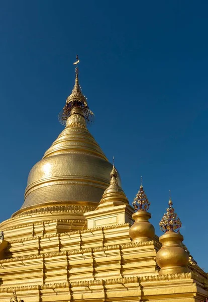 缅甸曼德勒Kuthodaw塔的黄金塔 — 图库照片