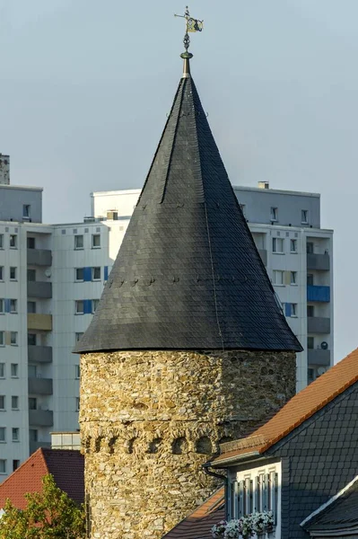 罗曼式市政厅塔 位于现代公寓楼前 德国黑森 — 图库照片