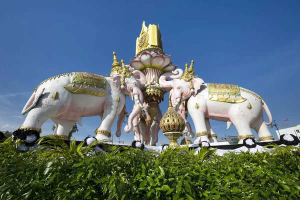 Monumento Tres Figuras Mitológicas Blancas Tres Cabezas Elefante Monumento Thanon —  Fotos de Stock
