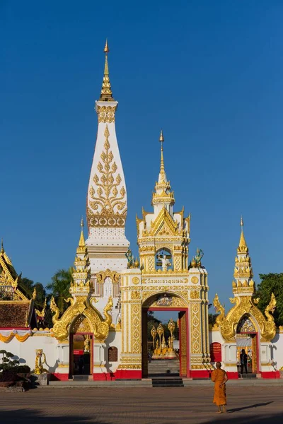 Mnich Před Chedi Wat Phra Phanom Chrámový Komplex Amphoe Phanom — Stock fotografie