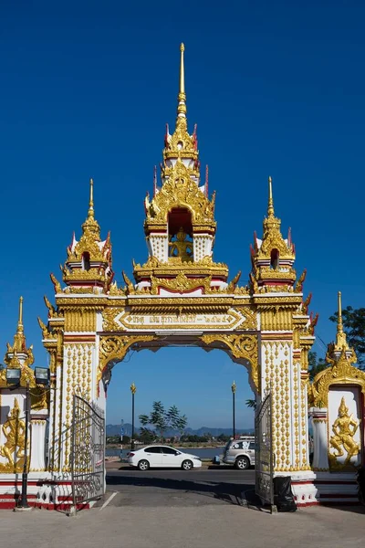 Porta Entrada Dourada Para Templo Wat Mahathat Nakhon Phanom Isan — Fotografia de Stock