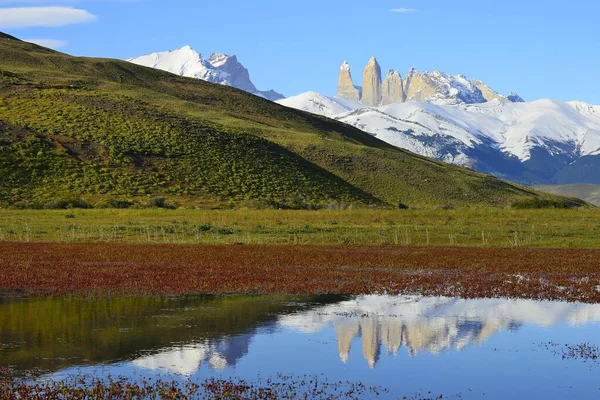 Macizo Torres Del Paine Reflejado Agua Parque Nacional Torres Del —  Fotos de Stock