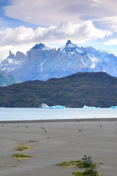 Tourists Shore Lake Grey Ice Floes Los Cuernos Massif Background — Stock Photo, Image