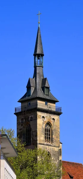 德国巴登 符腾堡市集上看到的Stiftskirche Stuttgart的西塔或主塔 — 图库照片