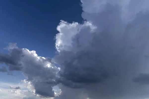 新出现的雨云 Nimbostratus 背景图像 德国巴伐利亚 — 图库照片