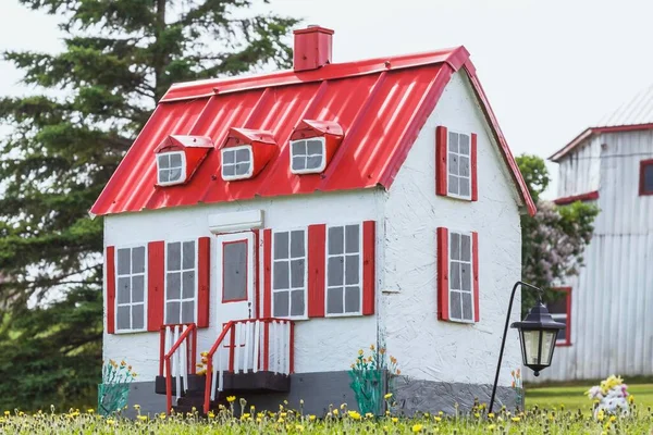Branco Com Reprodução Miniatura Guarnição Vermelha Uma Antiga Fachada Casa — Fotografia de Stock