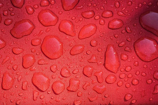 Крупним Планом Дощові Краплі Поверхні Водонепроникного Матеріалу Червоного Полотна Фонове — стокове фото