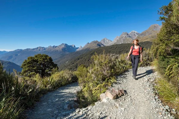 Vrouwelijke Wandelaar Key Summit Trail Fiordland National Park Bergketen Southland — Stockfoto