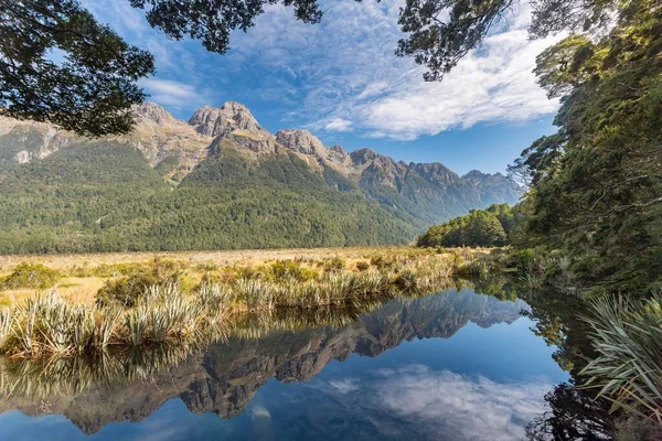 Mirror Lake Con Riflessi Acqua Delle Montagne Fiordland National Park — Foto Stock