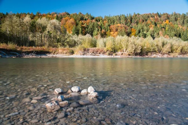 ジーゲルヴィーゼン フッセン バイエルン ドイツ ヨーロッパの近くの秋の森と川のレーチ — ストック写真