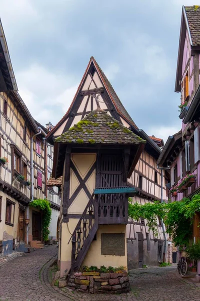 Duvhus Korsvirkeshus Smal Gränd Eguisheim Haut Rhin Alsace Frankrike Europa — Stockfoto