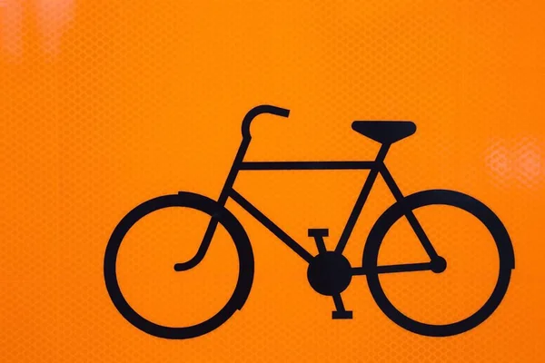 ストリートサイン ピクトグラム オレンジの背景の黒い自転車 ストックホルム スウェーデン ヨーロッパ — ストック写真