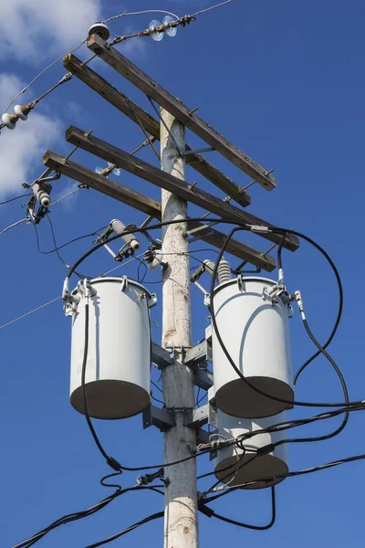 Elektrik Transformatörleri Iletim Kabloları Tahta Bir Direğe Bağlı Quebec Kanada — Stok fotoğraf
