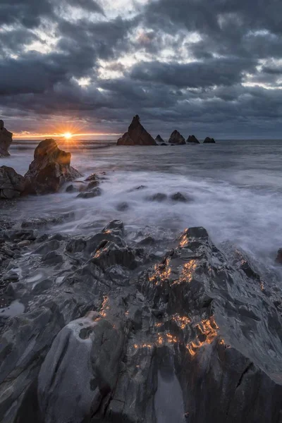 落日余晖中破碎的海岸 大海中的岩石 云彩般的心情 西海岸 新西兰 大洋洲 — 图库照片