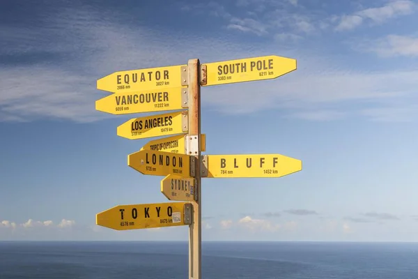 Żółte Znaki Drogowskazy Różnymi Kierunkami Podróży Przylądek Reinga Wyspa Północna — Zdjęcie stockowe