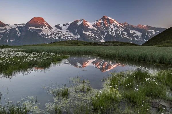 Picos Montanha São Refletidos Uma Pequena Lagoa Nascer Sol Hohe — Fotografia de Stock
