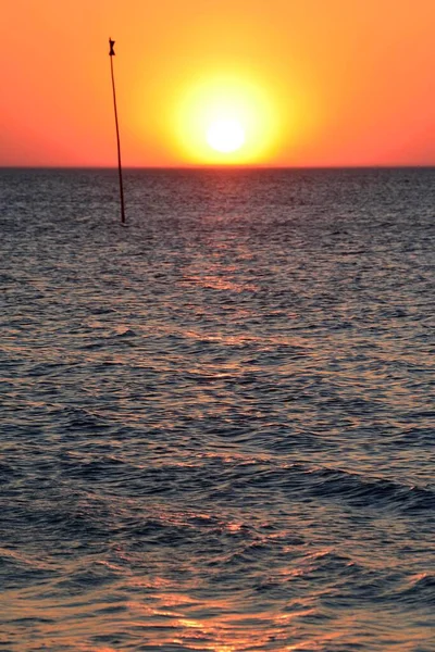 在北海的Amrum 北弗里斯兰岛 北弗里斯兰 石勒苏益格 荷尔斯泰因 欧洲的一个海标旁边 夕阳西下 — 图库照片