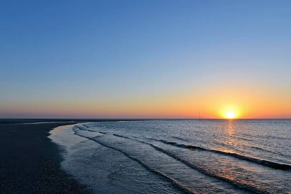 日落在水边 Amrum 北弗里斯兰岛 北弗里斯兰 石勒苏益格 荷尔斯泰因 — 图库照片