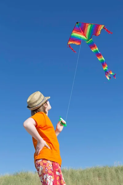 在德国 梅克伦堡 西波美拉尼亚 乌斯特劳 菲斯克兰 海滩上玩风筝的男孩 — 图库照片