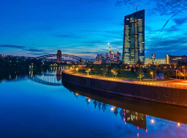欧洲中央银行 欧洲中央银行 黄昏时分 在灯火通明的天际线前 在法兰克福 美因河畔Osthafen桥转弯抹角 德国黑森 — 图库照片