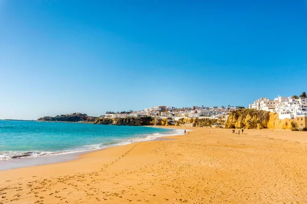 Szeroka Piaszczysta Plaża Krajobraz Miejski Albufeira Algarve Portugalia Europa — Zdjęcie stockowe