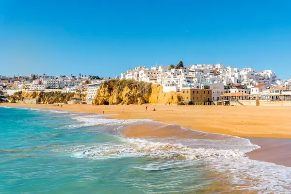 広い砂浜 街並み アルブフェイラ アルガルヴェ ポルトガル ヨーロッパ — ストック写真