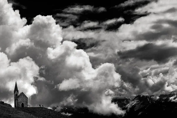 Latzfonser Kreuzkapelle Mit Bergsteiger Und Dramatischen Wolken Einfarbig Sarntaler Alpen — Stockfoto