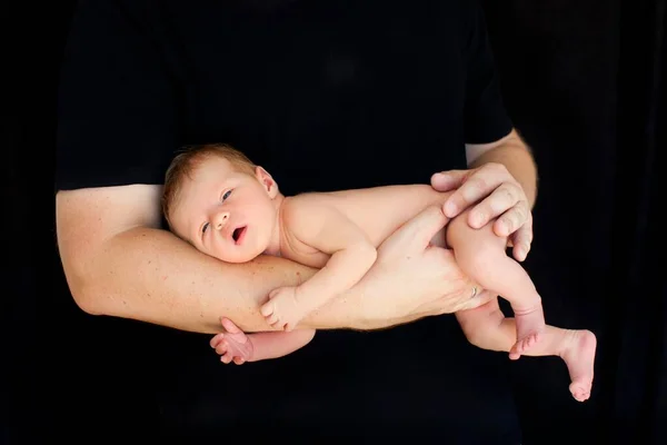 Pasgeboren Baby Twee Weken Oud Arm Van Vader — Stockfoto