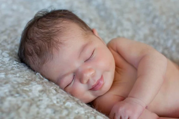 Yeni Doğmuş Bebek Beş Gün Uyuyor Gülümsüyor — Stok fotoğraf
