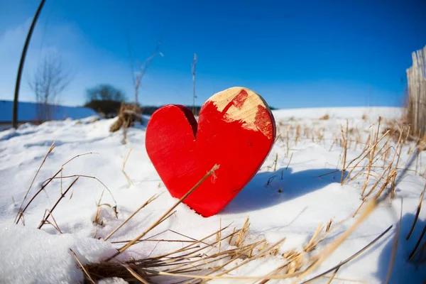 Červené Dřevěné Srdce Sněhu — Stock fotografie