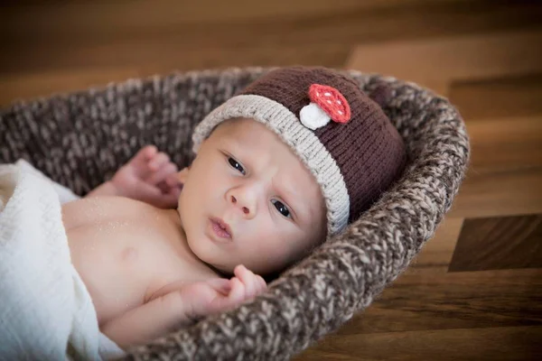 Yeni Doğmuş Bebek Haftalık Şapka Takıyor Sepetin Içinde Yatıyor — Stok fotoğraf