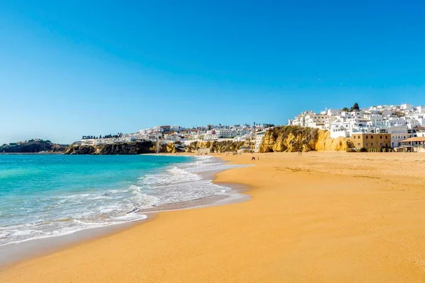Geniş Kumlu Plaj Beyaz Şehir Albufeira Atlantik Okyanusu Algarve Portekiz — Stok fotoğraf