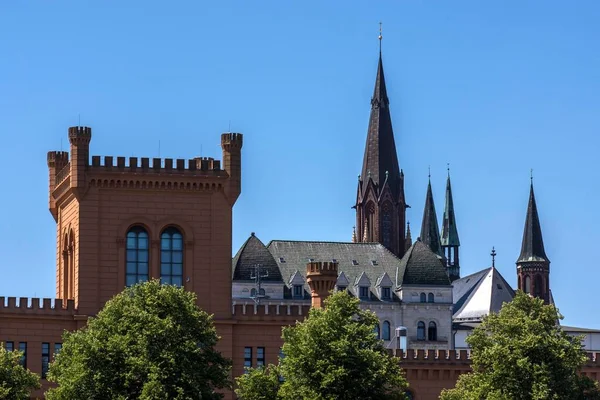 Wieże Neogotyckiego Kościoła Pawła Lewa Wieża Ministerstwa Spraw Wewnętrznych Schwerin — Zdjęcie stockowe