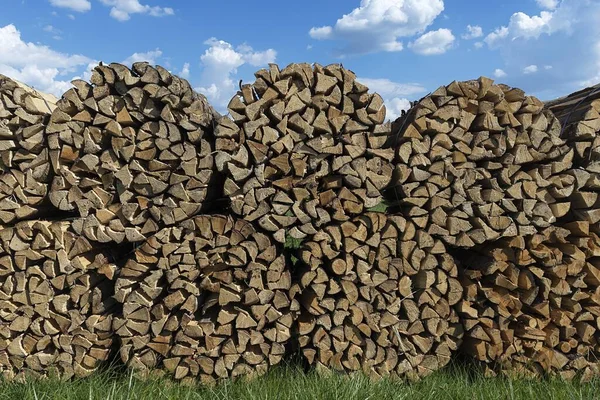 Kulaté Naskládané Dřevo Podpal Modré Nebe Německo Evropa — Stock fotografie