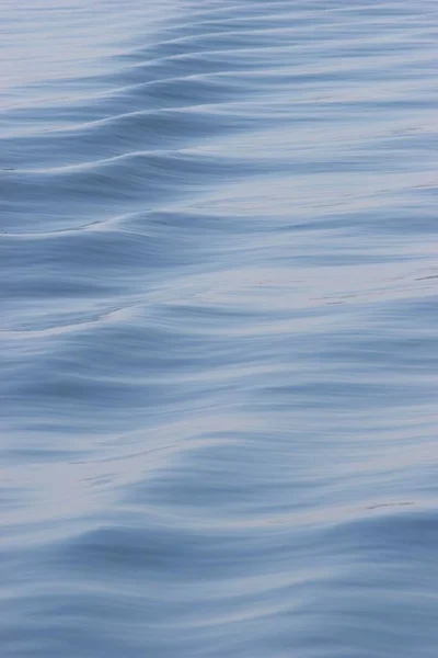 Водная Поверхность Озера Волнами — стоковое фото