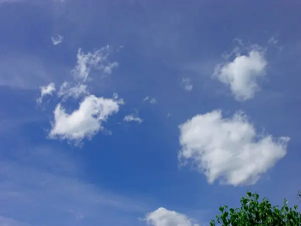 Bílé Mraky Modrou Oblohou Pozadí — Stock fotografie