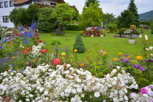 Ogród Kwiatowy Różnymi Kwiatami Kwitnącymi Domu — Zdjęcie stockowe