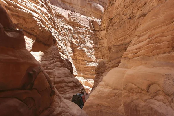 Ein Wanderer Marschiert Durch Die Enge Schlucht Des Coloured Canyon — Stockfoto