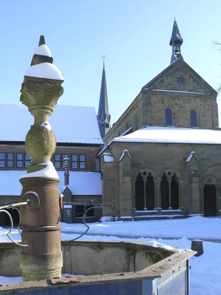 Klášterní Nádvoří Klášter Maulbronn Klášterním Kostelem Klášterní Fontánou Zimě Sníh — Stock fotografie