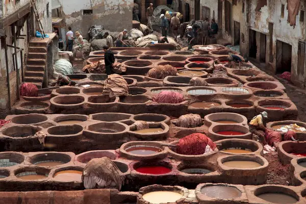 Nahkarusketus Värjäys Fezin Vanhassa Kaupungissa Marokko — kuvapankkivalokuva