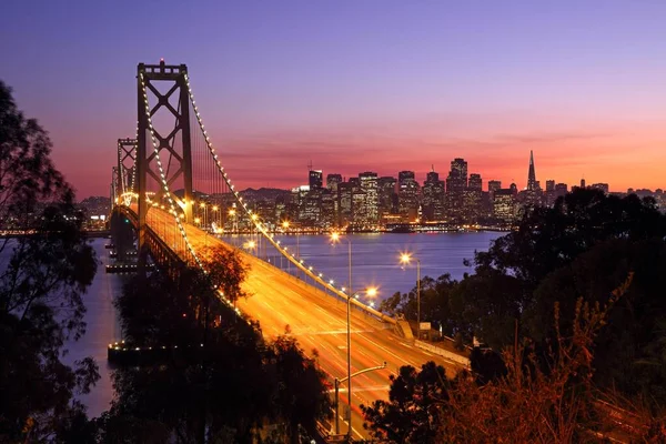 San Francisco Silueti Geceleyin Oakland Bay Köprüsü Yerba Buena Adası — Stok fotoğraf
