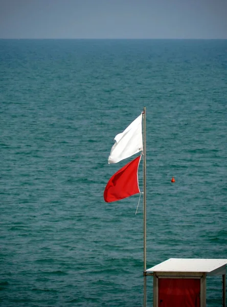Bandiera Sulla Spiaggia Del Mare Adriatico Bandiera Rossa Bianca — Foto Stock