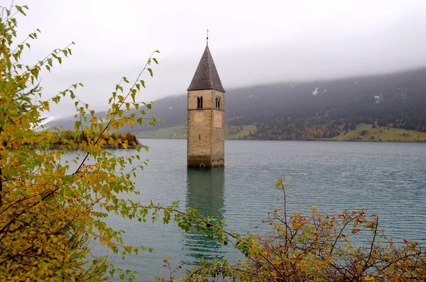 オーストリア 水の教会の塔とレシェンゼー 秋の悪天候 ラグーディレジア ヨーロッパ — ストック写真